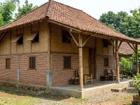 Apa Itu Rumah Bambu Setengah Bata