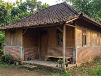 Rumah Bambu Setengah Bata