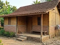 Rumah Setengah Bata Setengah Bilik